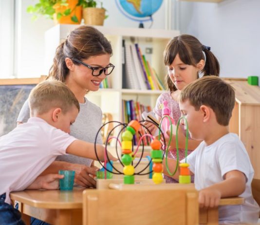 יצירתיות ומשחק עם מטבח עץ ורוד