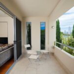 עיצוב הבית עם מרפסת תלויה מברזל ומאחז יד למדרגות