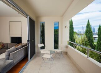 עיצוב הבית עם מרפסת תלויה מברזל ומאחז יד למדרגות